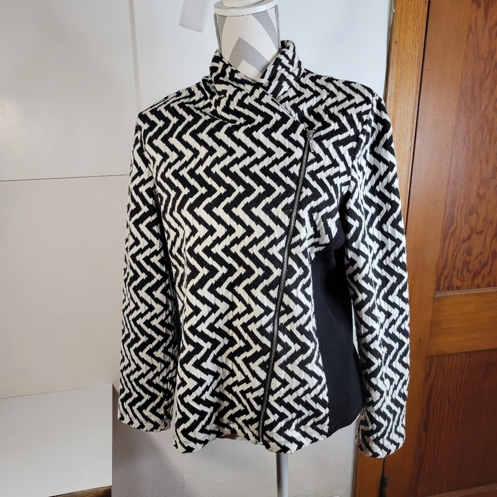 Womens Chico's Zigzag Black and White Moto Knit short jacket Size 2
